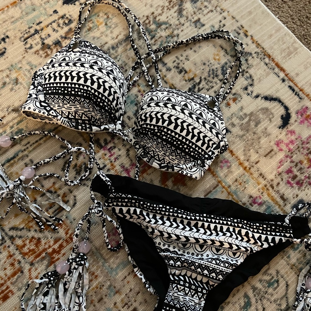 Victoria’s Secret bathing suit set size Small.